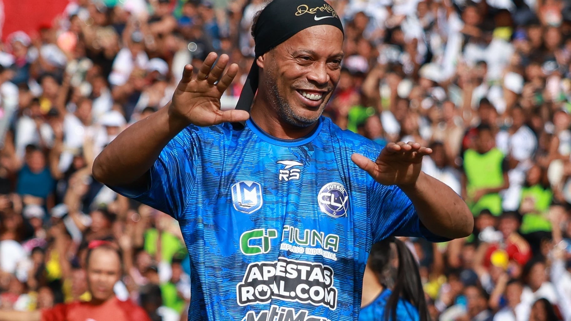 “Non vedo l’ora di danzare con il pallone”: Ronaldinho è un nuovo calciatore del Ravenna