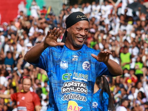 “Non vedo l’ora di danzare con il pallone”: Ronaldinho è un nuovo calciatore del Ravenna