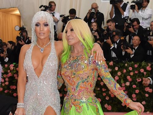 Jennifer Lopez e il clan Kardashian al Met Gala, foto