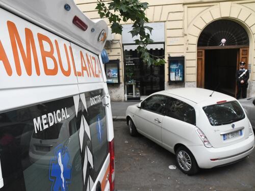 Ubriaco investe due diciottenni dopo lite: denunciato