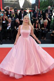 Venezia si colora di rosso e di rosa: gli abiti delle star 8