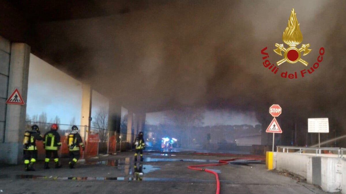 Maxi rogo all'impianto di rifiuti sulla Salaria: si alza la nube tossica