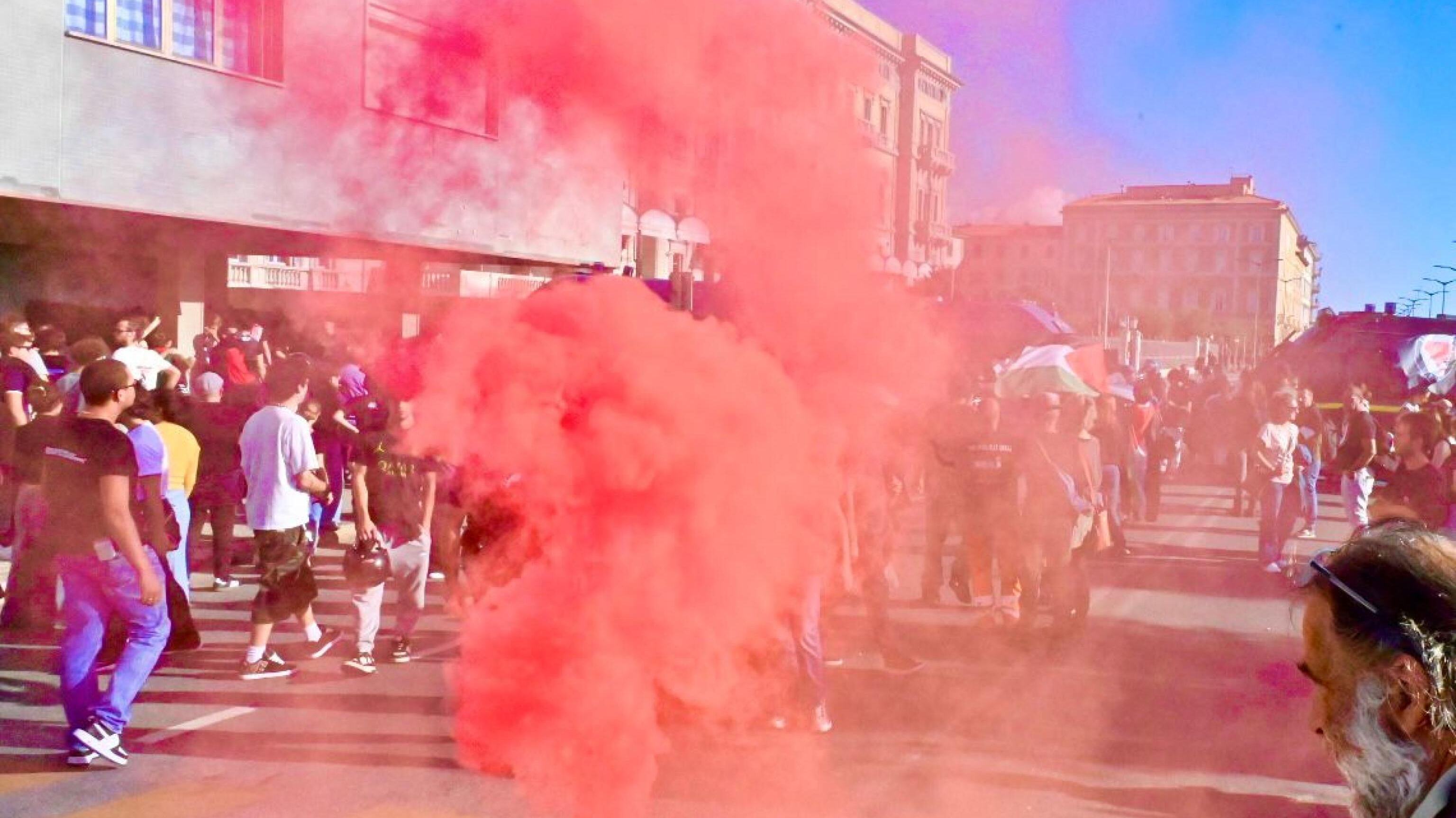 Livorno, odio rosso in piazza: sassi, uova e insulti contro Lega e Forza Italia