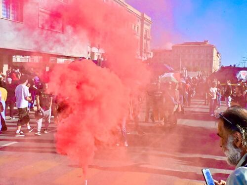 Livorno, odio rosso in piazza: sassi, uova e insulti contro Lega e Forza Italia