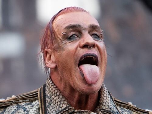 Drogata e abusata dal frontman dei Rammstein, scoppia il caso MeToo del metal