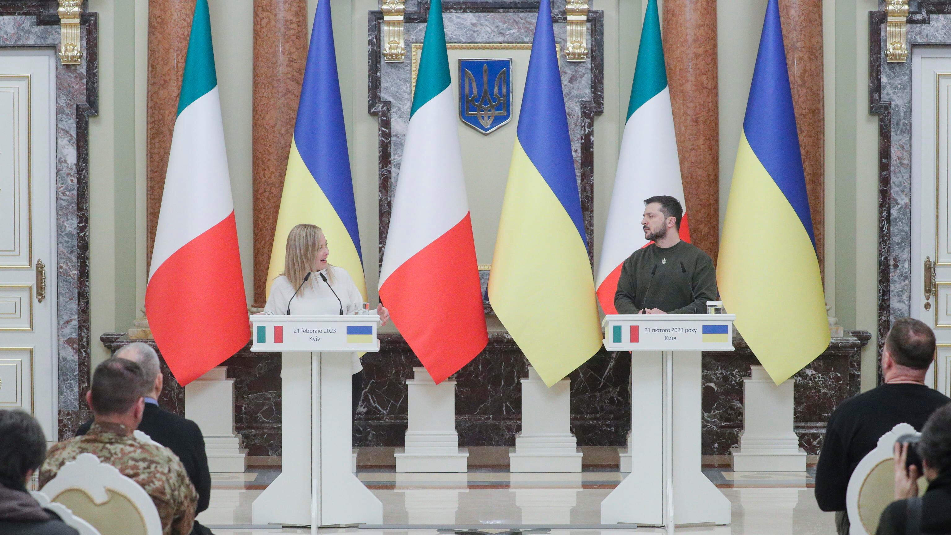Sorrisi e intesa Zelensky-Meloni. I distinguo sul Cav "macchiano" la missione chiave
