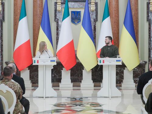 Sorrisi e intesa Zelensky-Meloni. I distinguo sul Cav "macchiano" la missione chiave