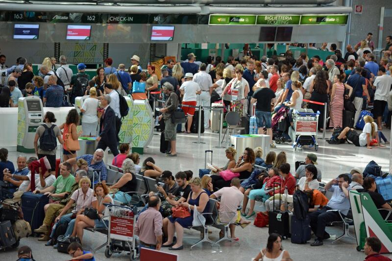 Lunghe file di passeggeri attendono ai check in a Fiumicino 1