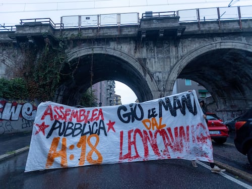 Meloni dà la linea: "Basta zone franche". E subito la sinistra sta con gli okkupanti