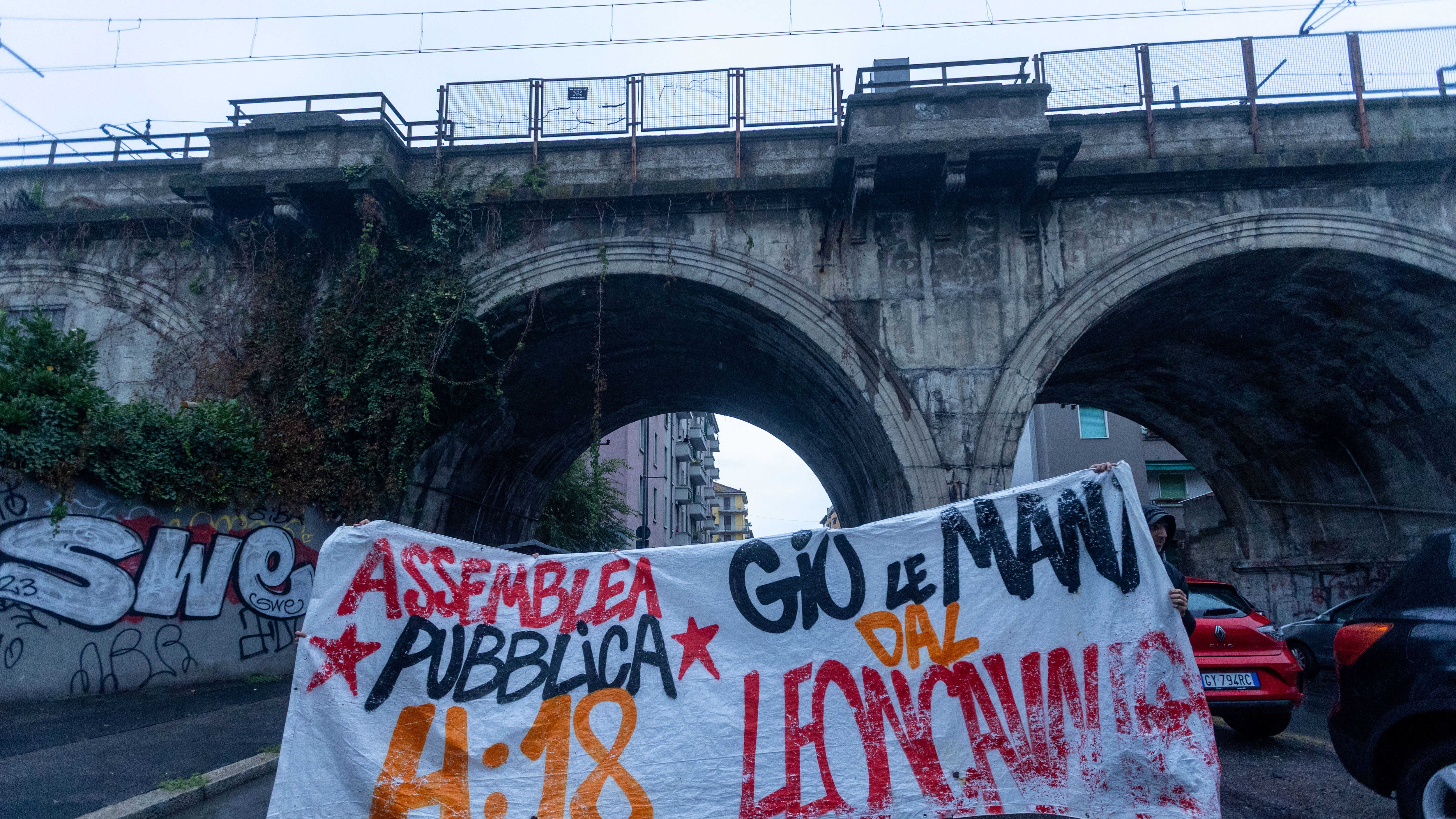 Meloni dà la linea: "Basta zone franche". E subito la sinistra sta con gli okkupanti