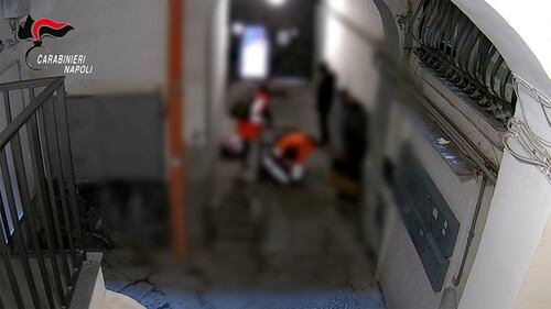 Passavano dalle fogne e svaligiavano i negozi. Arrestata la "banda del buco" a Napoli 1