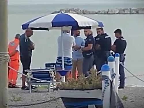 Cadavere di una donna seminuda sulla spiaggia di Fermo: identificata la vittima