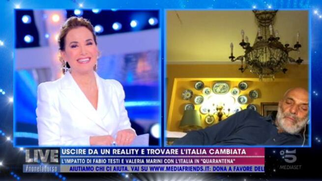 Paolo Brosio si addormenta in collegamento con Live! E il web si scatena