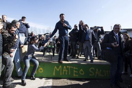 Salvini fra le baracche dei rom: "Da incivili vivere in un campo" 1
