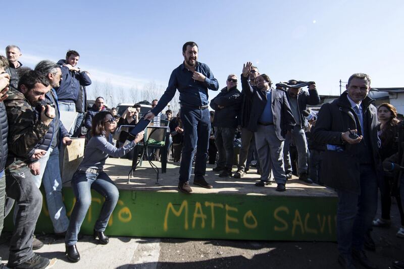 Salvini fra le baracche dei rom: "Da incivili vivere in un campo" 1