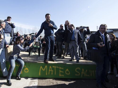 Salvini fra le baracche dei rom: "Da incivili vivere in un campo"