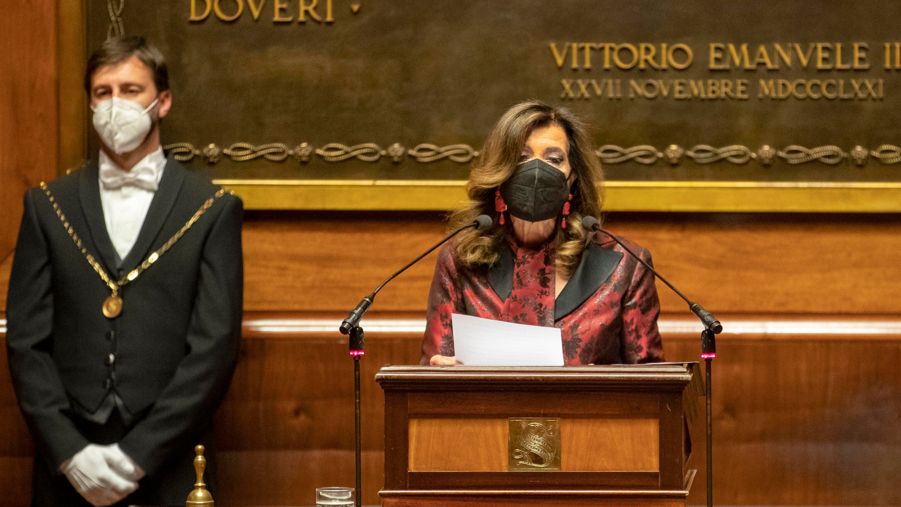 Standing ovation per la Bernini, ma volano insulti. Casellati infuriata con i 5 Stelle