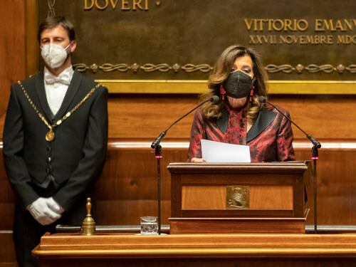 Standing ovation per la Bernini, ma volano insulti. Casellati infuriata con i 5 Stelle