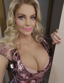 Francesca Cipriani, scollatura hot in rosa 1
