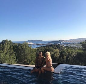 Wanda Nara hot, legge e mostra il lato b 5