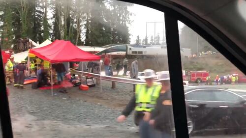 Seattle, treno deraglia e precipita sull'autostrada 3