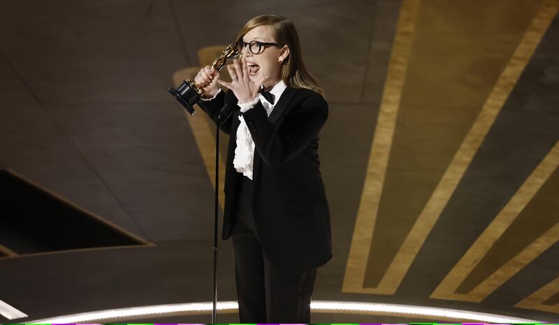 Sarah Polley premiata con l'Oscar per la migliore sceneggiatura non originale per il film "Women Talking"