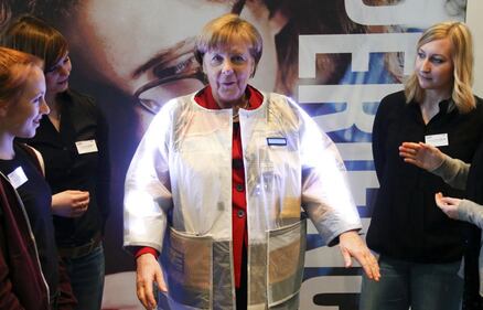 Super Angela: ecco la nuova giacca iper tecnologica della Merkel 6