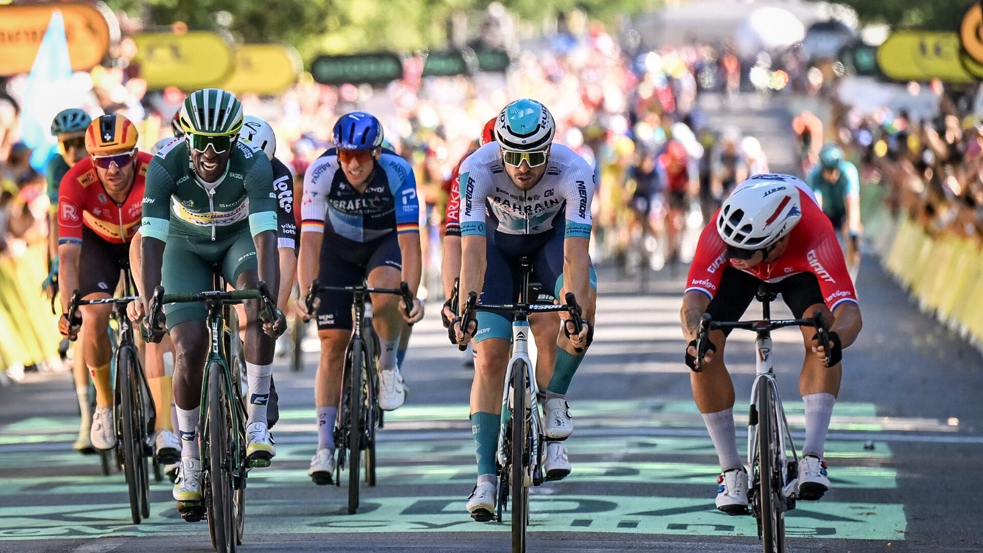 Tour, a Digione si arriva al fotofinish: Groenewegen la spunta su Philipsen e Girmay