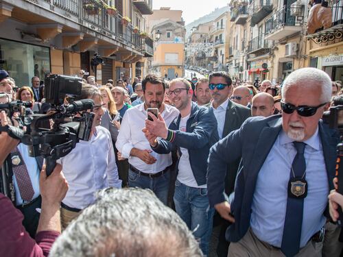 Bagno di selfie a Monreale per Matteo Salvini. "I mafiosi sono ovunque ma noi gli toglieremo pure l'ultimo paio di mutande"