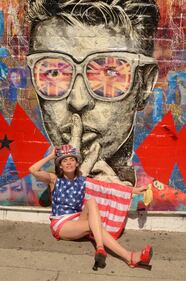 Alicia Arden e la bandiera Usa 2