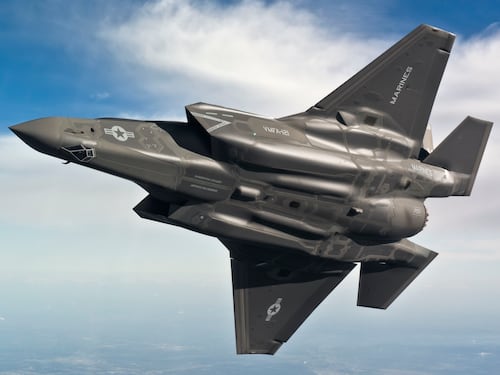 Perché l'F-35 continua ad essere sconfitto dai caccia degli anni '70?