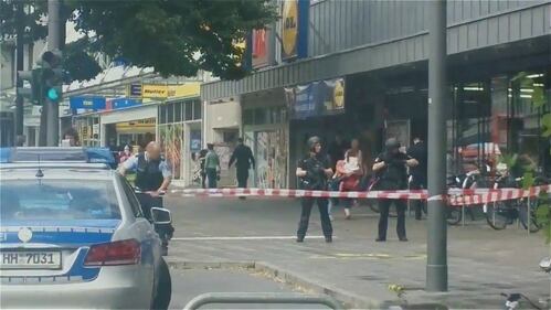Amburgo, uomo accoltella i clienti di un supermercato 1