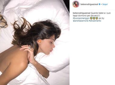 Belen Rodriguez sexy in costume giallo 8