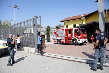 Milano, incendio in un centro di accoglienza 11