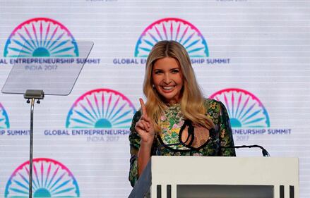 Ivanka Trump elegante in rosso: i bimbi giocano con la gonna 1