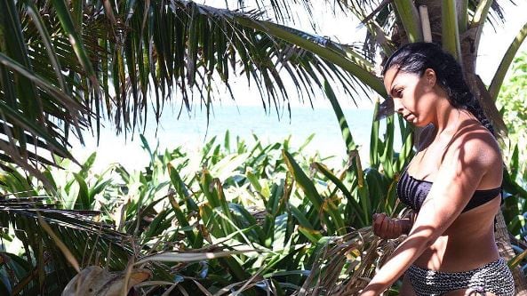 Isola dei Famosi, Nancy è con Raz: "Basta, non è un cane. Non provate più a lanciargli le cose"