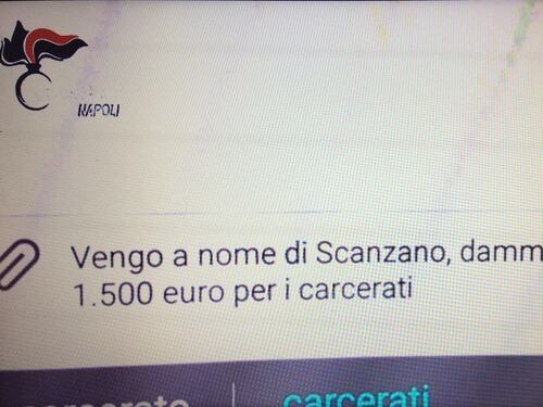 Chiede il pizzo mostrando un sms sullo smartphone