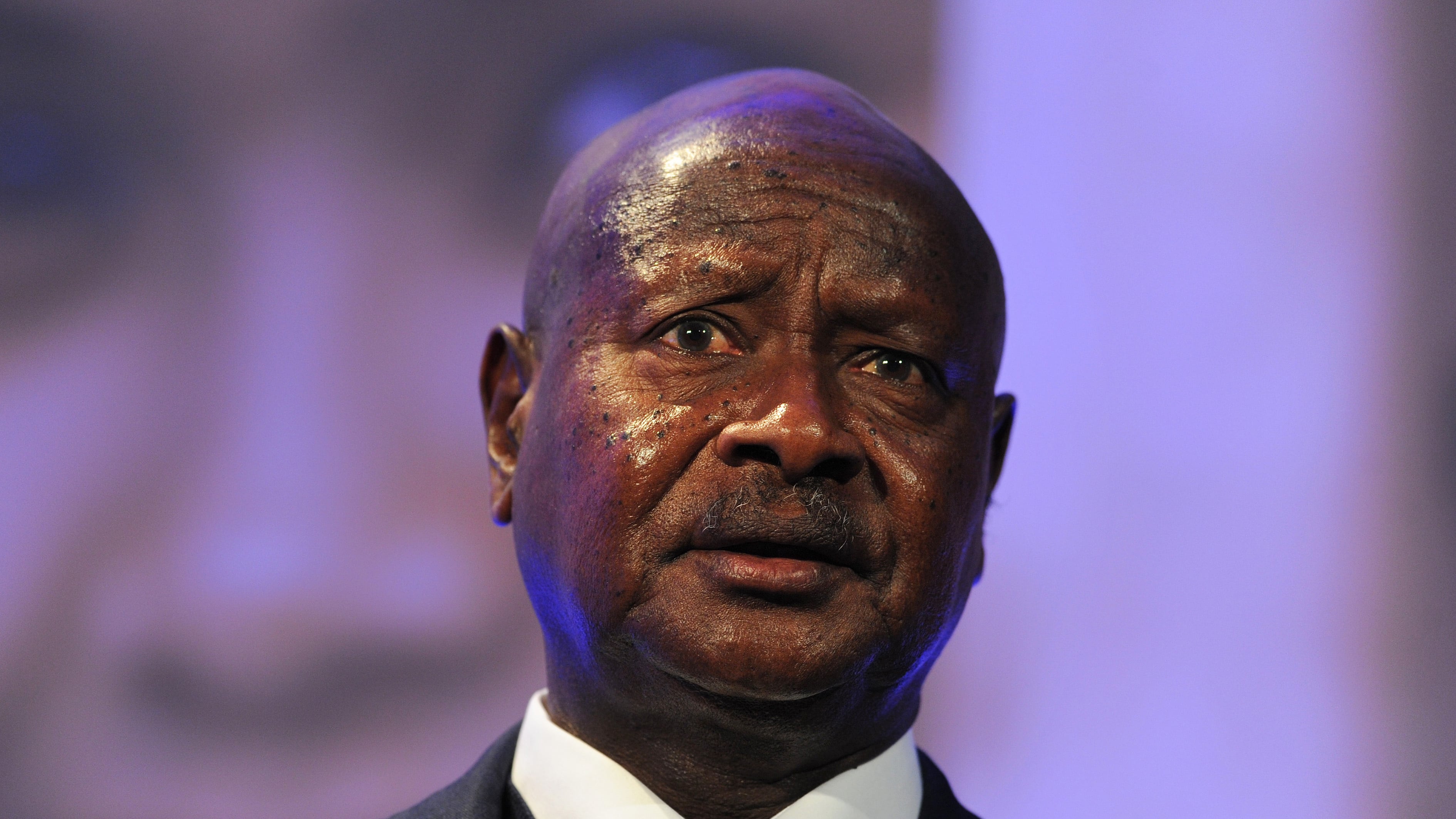 Il presidente dell'Uganda: "I gay sono malati ma non meritano il carcere". E boccia la legge omofoba