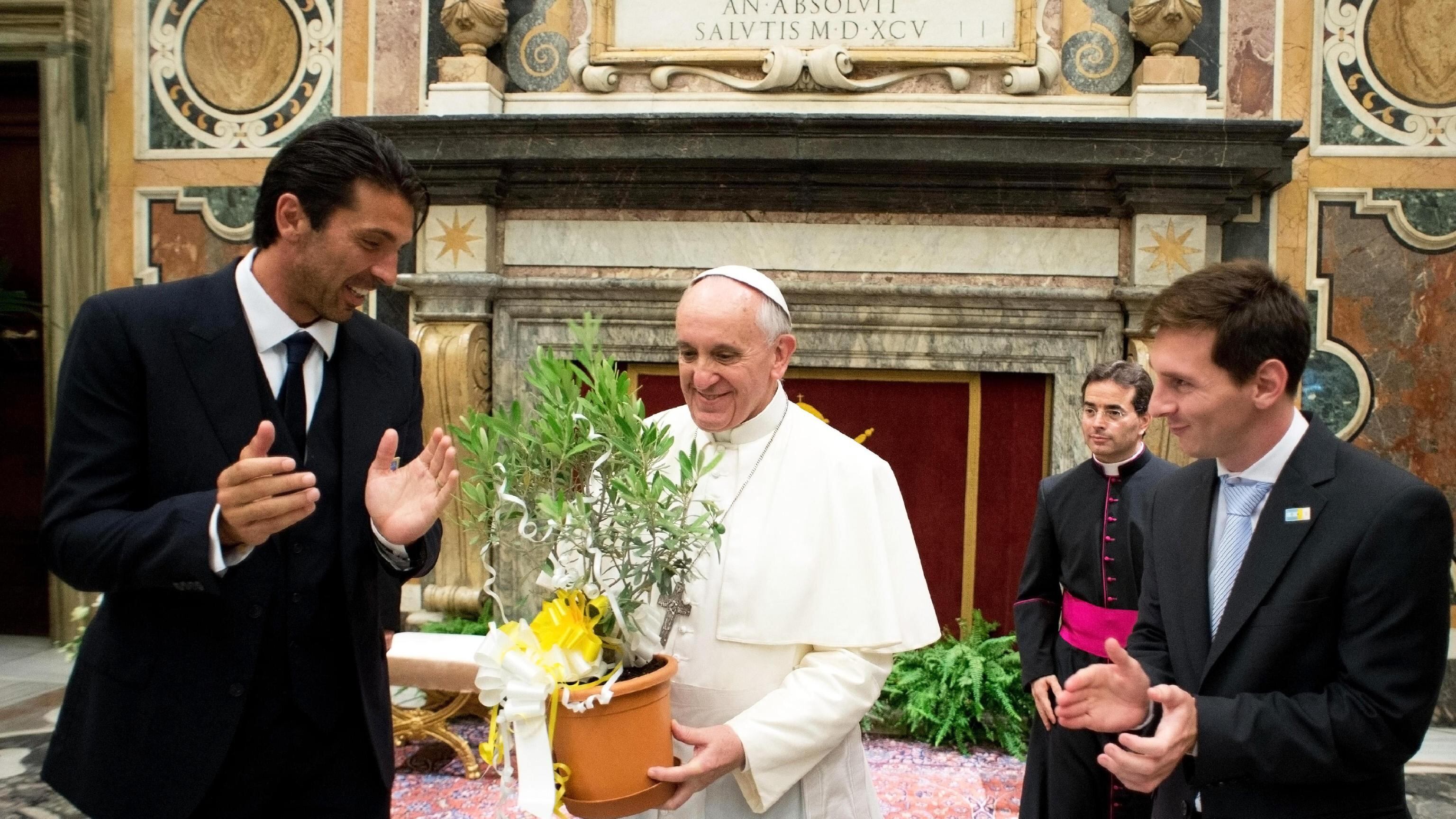 Italia e Argentina in udienza, il Papa: "Non so per chi tifare"