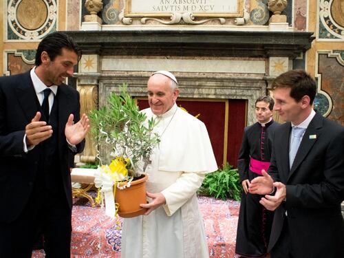Italia e Argentina in udienza, il Papa: "Non so per chi tifare"