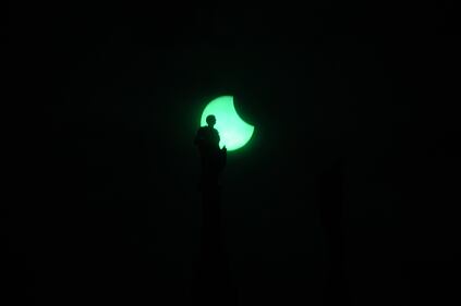 Milano, le prime foto dell'eclissi 1