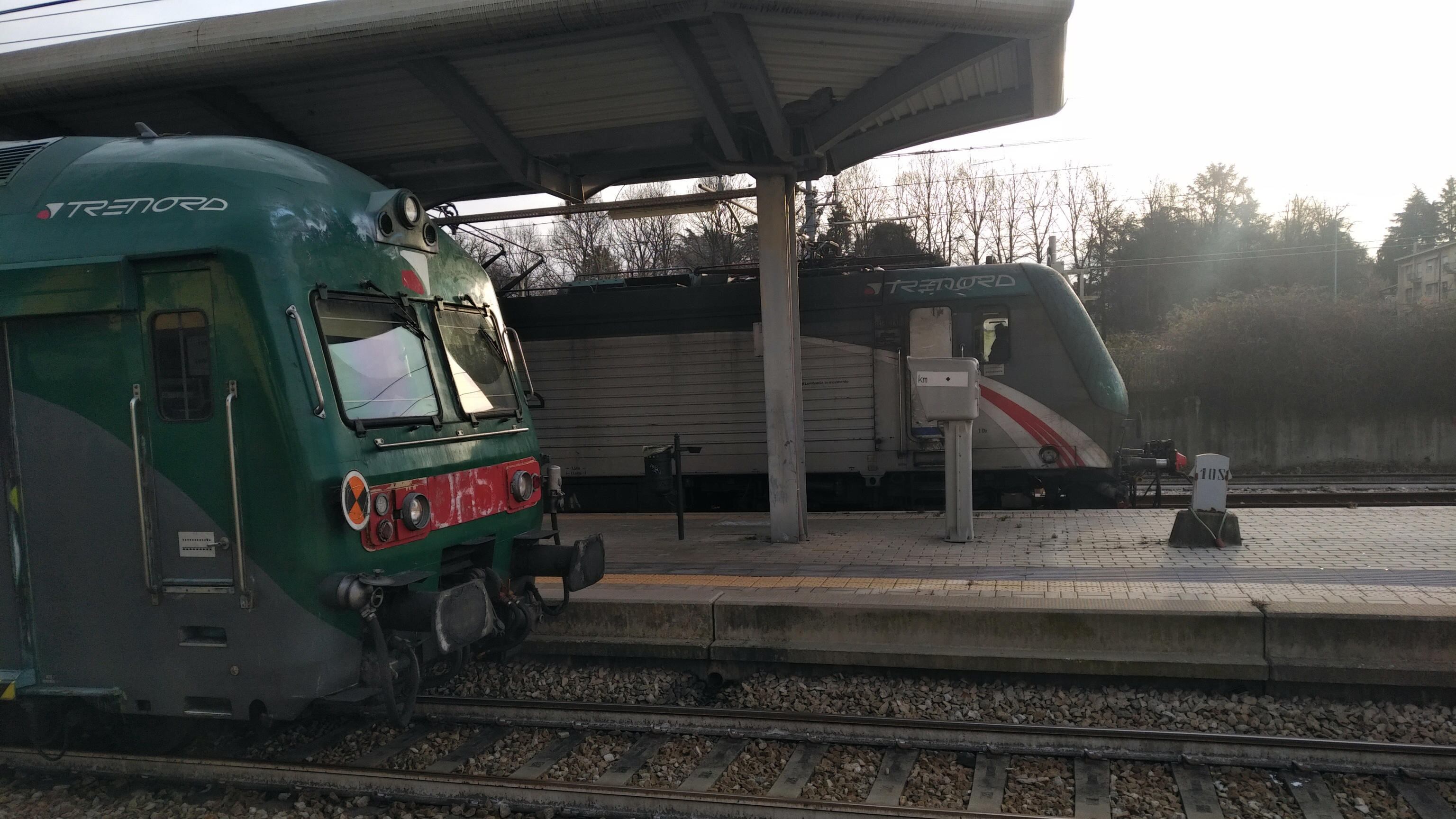Chiede il telefono a un ipovedente, poi lo picchia. 19enne arrestato a Varese