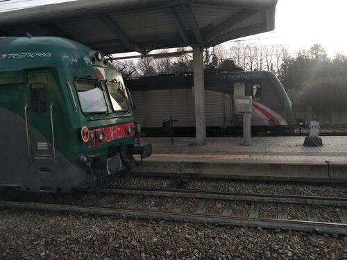 Chiede il telefono a un ipovedente, poi lo picchia. 19enne arrestato a Varese