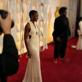 L'abito di Lupita Nyong'o con 6mila perle 7