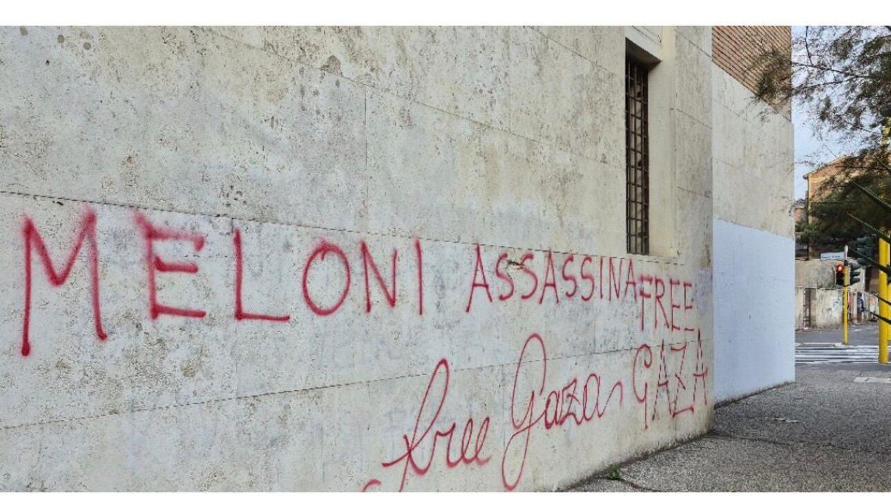 "Meloni assassina". Violenza pro Pal sul muro della scuola