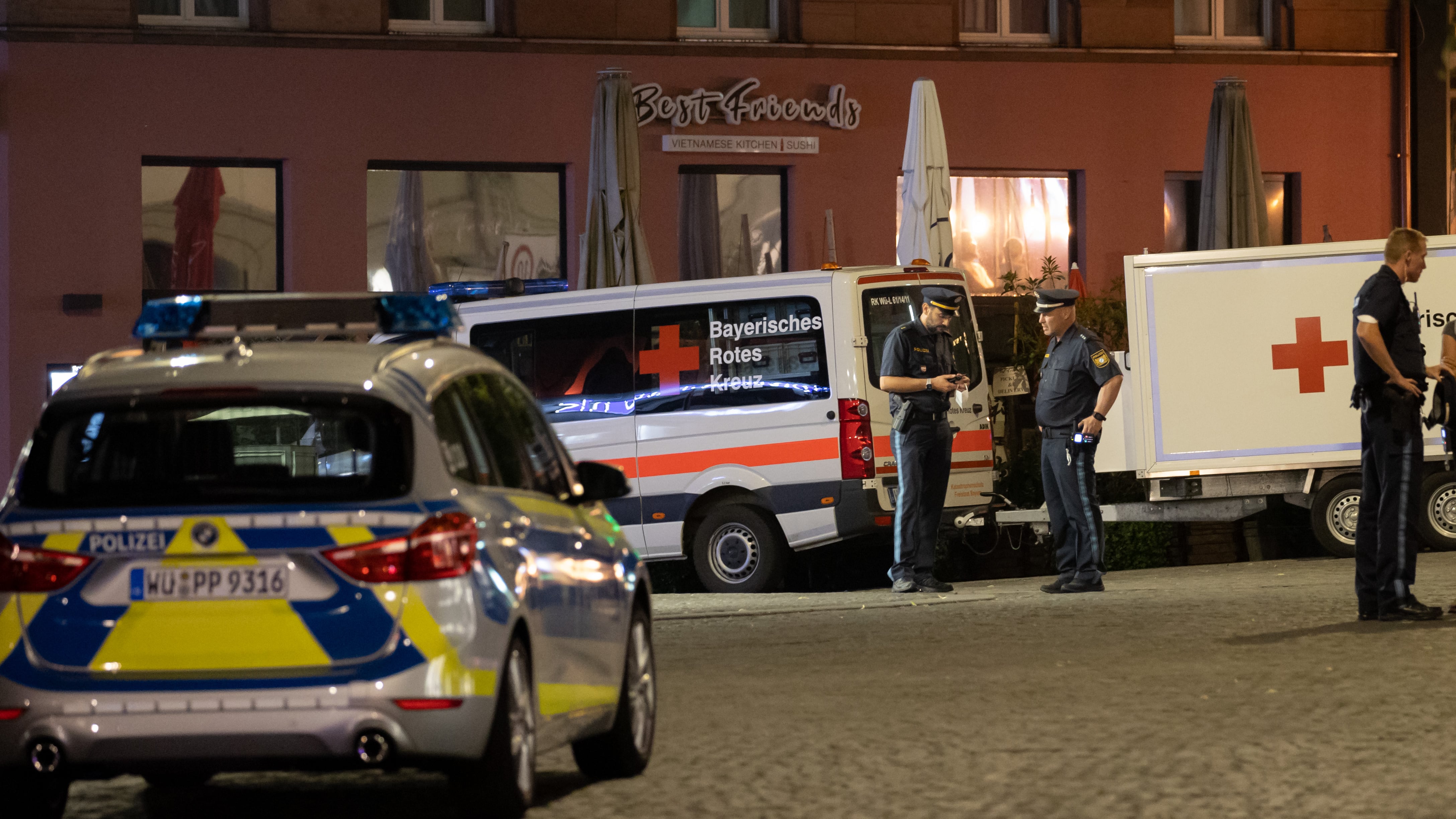 L'urlo "Allah Akbar". Poi accoltella in piazza: tre vittime e 11 feriti.