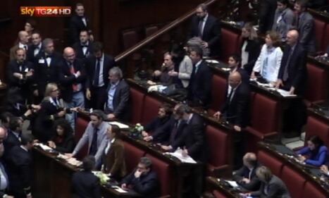 Il lancio di crisantemi in Aula 7