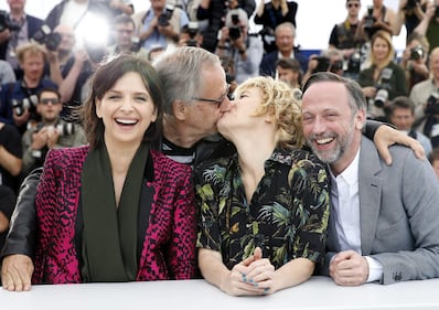 Bacio saffico al Festival di Cannes tra Valeria Bruni Tedesci e Juliette Binoche 5