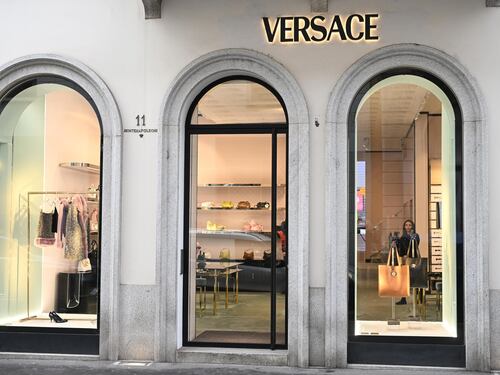 Prada a un passo dalla maison Versace