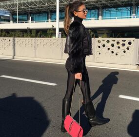 Cristina Buccino, gambe hot sotto l'albero di Natale 11
